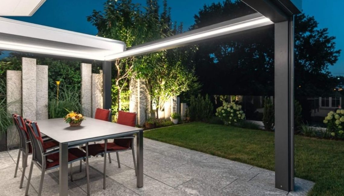 SKL 150+ Panorama Lamellendach mit LED-Beleuchtung am Abend in Niederweningen Zürich, moderne Gartengestaltung mit Essbereich.