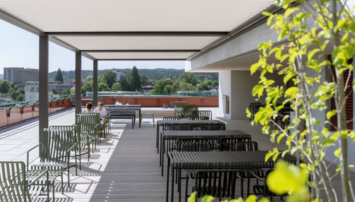 Überdachte Terrasse mit SKL 100 Lamellendach in Aarau und modernen Sitzbereichen