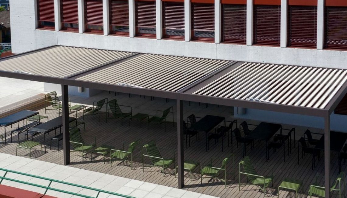 Lamellendach SKL 100 auf Dachterrasse in Aarau mit verstellbaren Lamellen