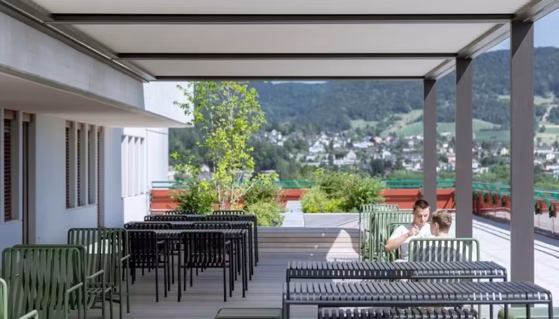 SKL 100 Lamellendach in Aarau mit moderner Sitzlounge