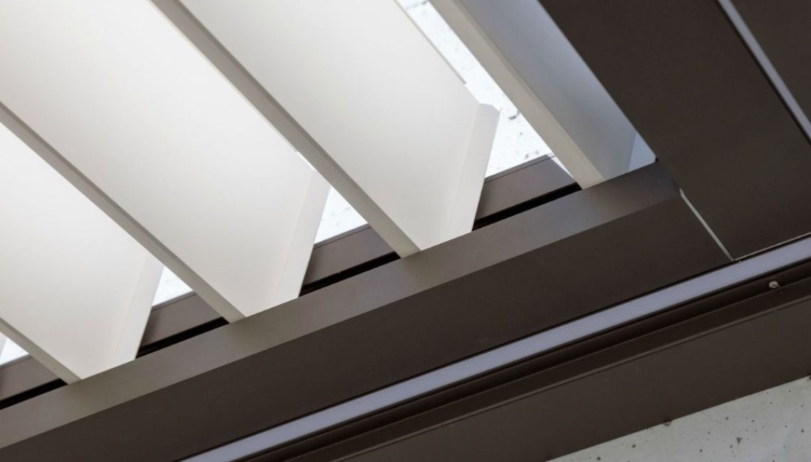 Nahaufnahme der Lamellen des SKL 100 Lamellendachs in Aarau