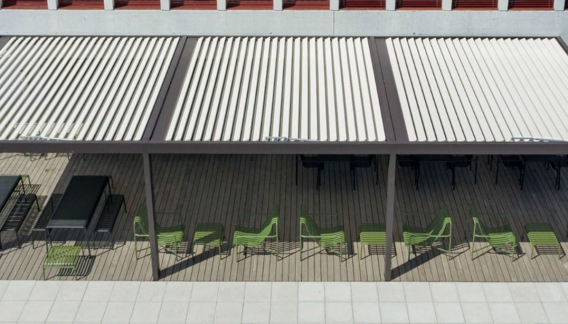 Draufsicht auf SKL 100 Lamellendach in Aarau mit Lounge- und Sitzbereich