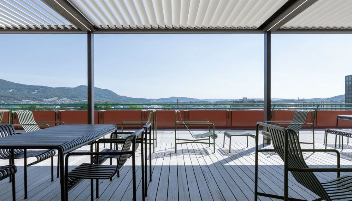 SKL 100 Lamellendach auf einer grosszügigen Terrasse in Aarau, Aargau