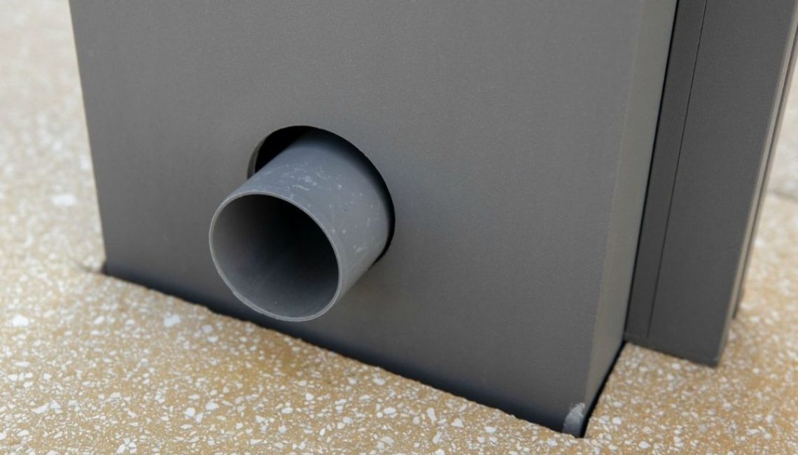 Nahaufnahme des integrierten Abwasserabflusssystems im SKL 140 Lamellendach in Glattbrugg Zürich, verdeckt im Stützpfosten eingebaut.