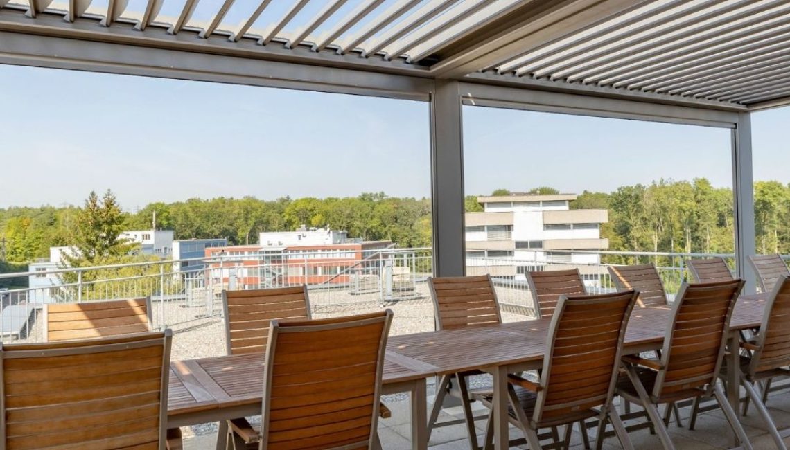 SKL 140 Lamellendach in Glattbrugg Zürich mit langer Tischreihe für Sitzplätze im Schatten, Schneelast bis 300 kg/m².