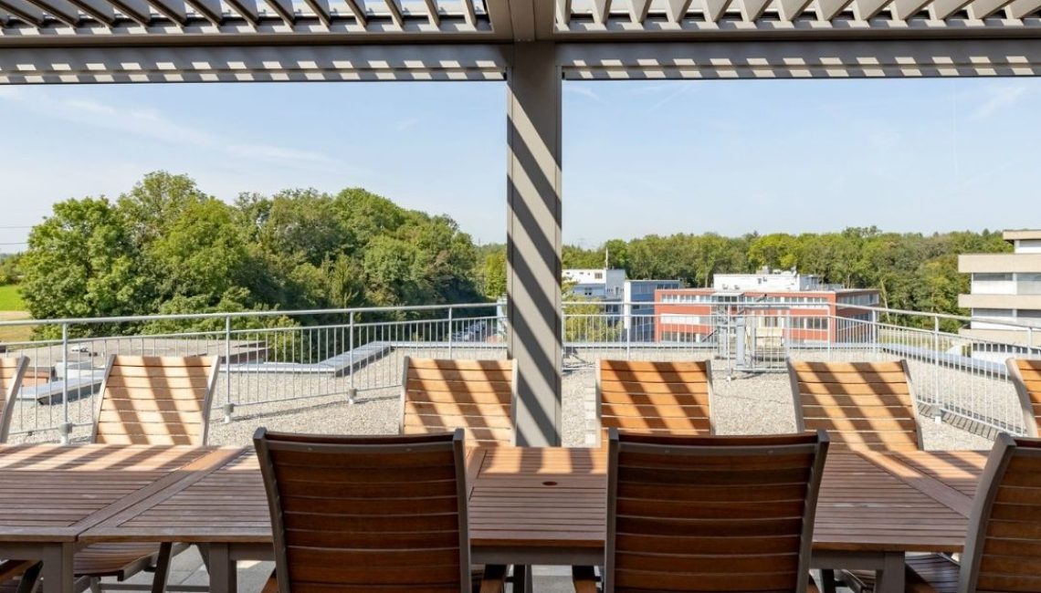 SKL 140 Lamellendach in Glattbrugg Zürich mit offenem Dach für freie Sicht und frische Luft, Schneelast bis 300 kg/m².