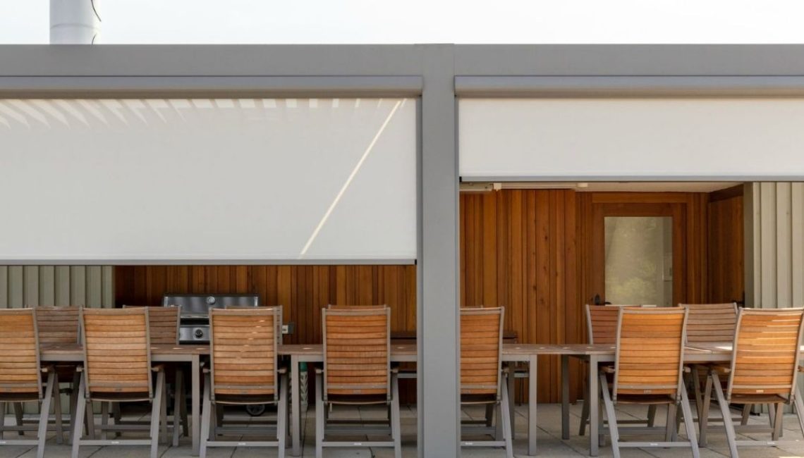 SKL 140 Lamellendach in Glattbrugg Zürich mit geschlossenen Screens für optimalen Sonnen- und Sichtschutz, Schneelast bis 300 kg/m².