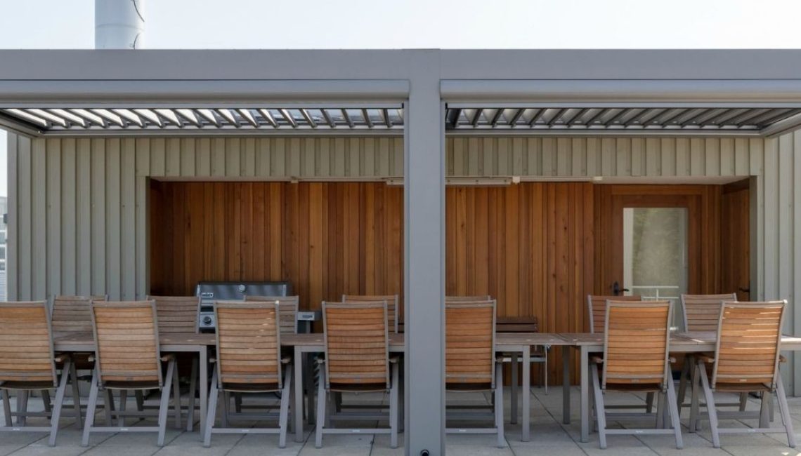 SKL 140 Lamellendach in Glattbrugg Zürich mit grosser Sitzgruppe und Grillbereich, Schneelast bis 300 kg/m².