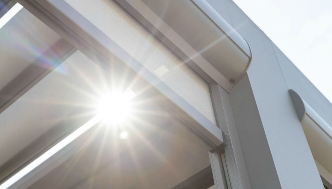 Nahaufnahme der Aluminium-Lamellen eines SKL 140 Lamellendachs in Glattbrugg Zürich mit Sonneneinstrahlung.