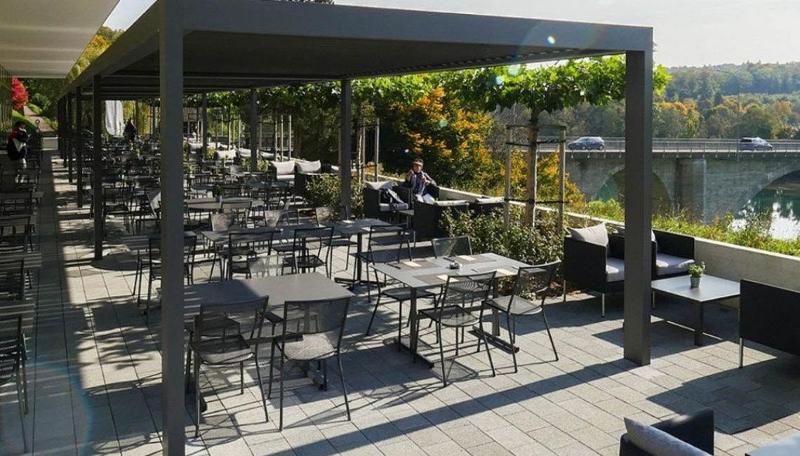SKL 100 Lamellendach in Hinterkappelen Bern, über der grossen Restaurantterrasse mit Blick auf die Aare und die Brücke installiert.