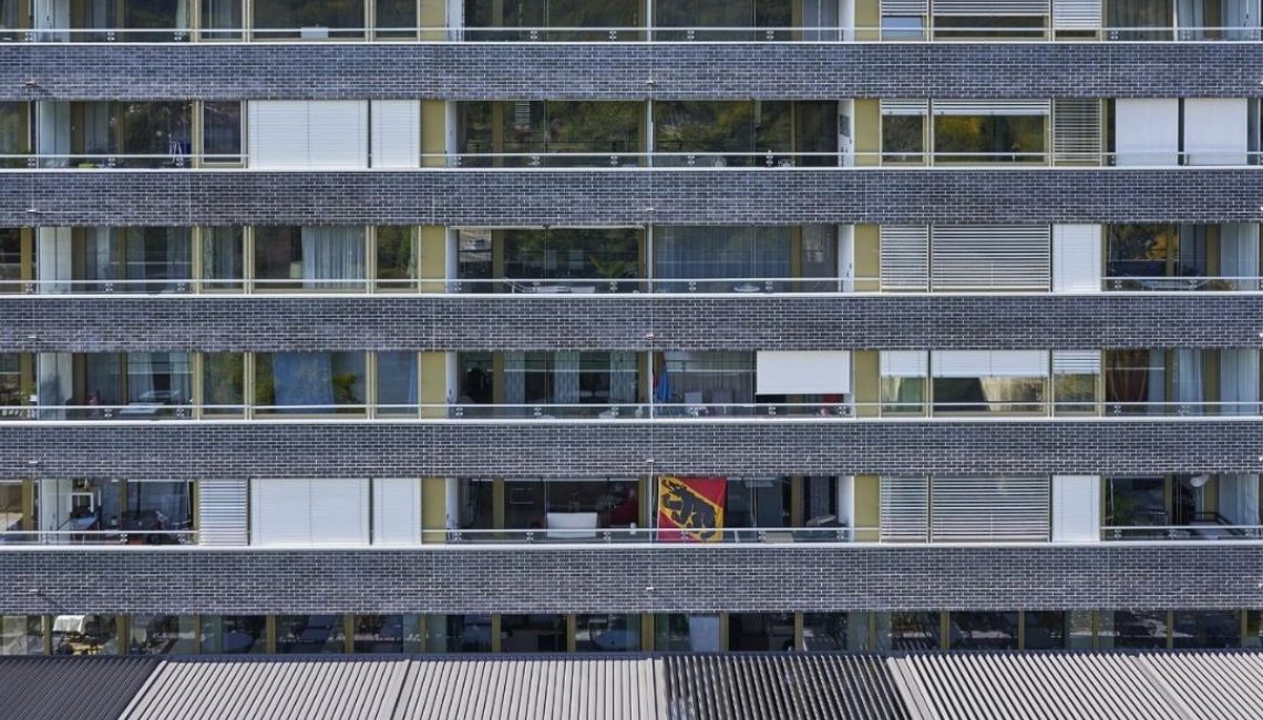 Lamellendach SKL 100 in Hinterkappelen Bern, grosszügig über die gesamte Gebäudefront installiert und für höchste Stabilität mit 300 kg/m² Schneelast ausgelegt.