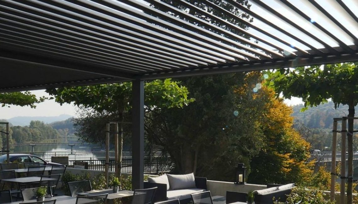 SKL 100 Lamellendach in Hinterkappelen Bern, moderner Sitzplatz mit Blick auf die Aare, zuverlässiger Wetterschutz mit 300 kg/m² Schneelast.