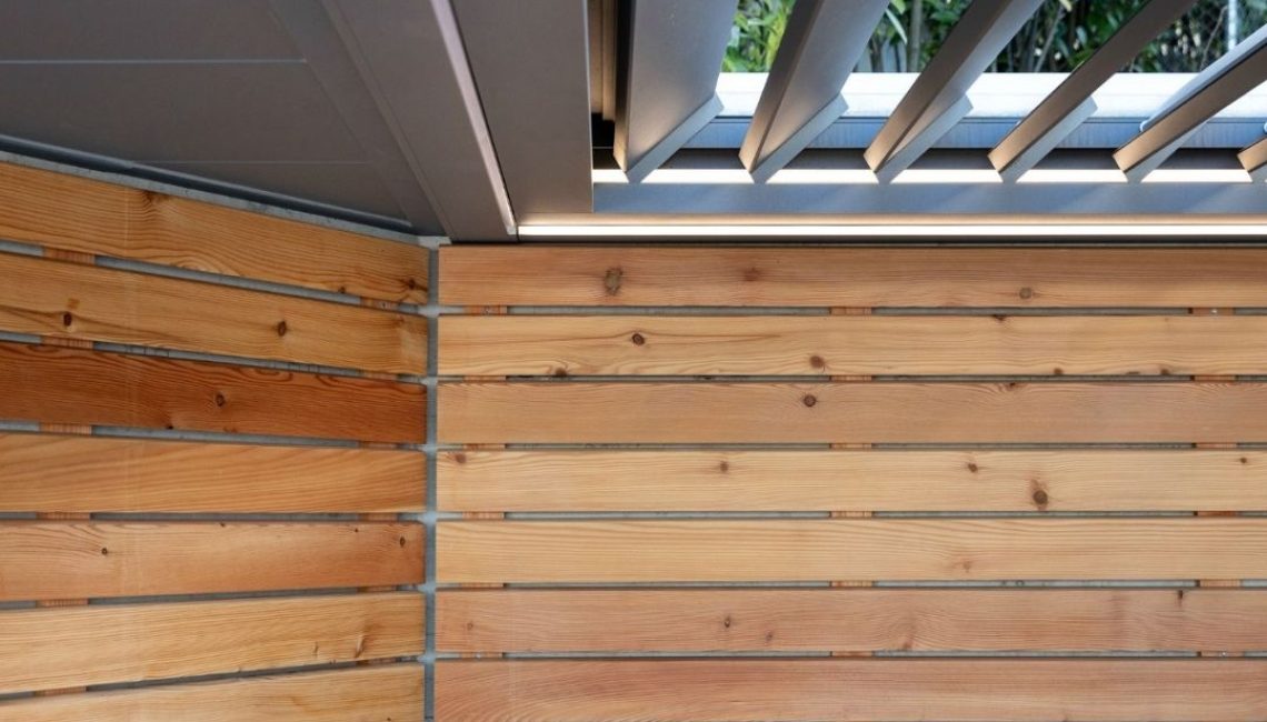 Detailaufnahme des SKL 100 Lamellendachs in Horgen Zürich mit Holzverkleidung und integrierter LED-Beleuchtung.