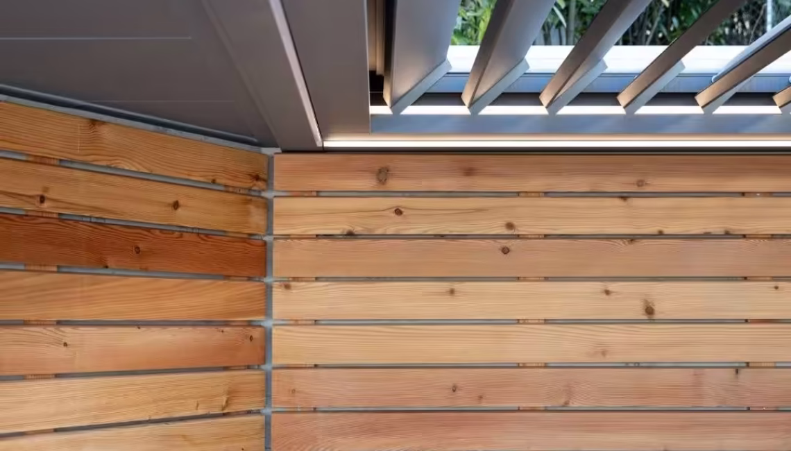 Detailaufnahme des SKL 100 Lamellendachs in Horgen Zürich mit Holzverkleidung und integrierter LED-Beleuchtung.