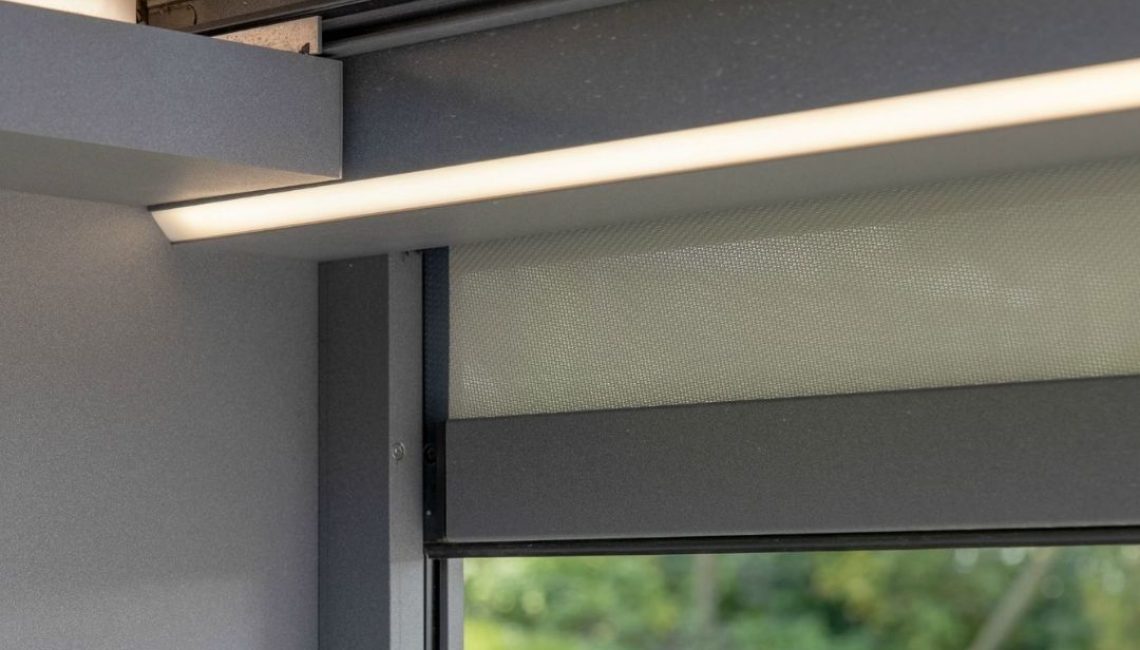 Detailaufnahme des SKL 140 Lamellendachs in Küsnacht Zürich mit integrierter LED-Beleuchtung und seitlichem Screen für flexiblen Sonnen- und Sichtschutz.