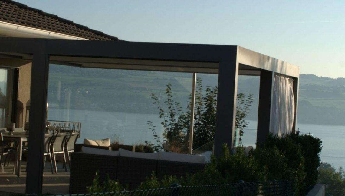 SKL 150 Panorama Lamellendach in Luzern mit seitlich fahrbaren Lamellen und freiem Blick auf den See