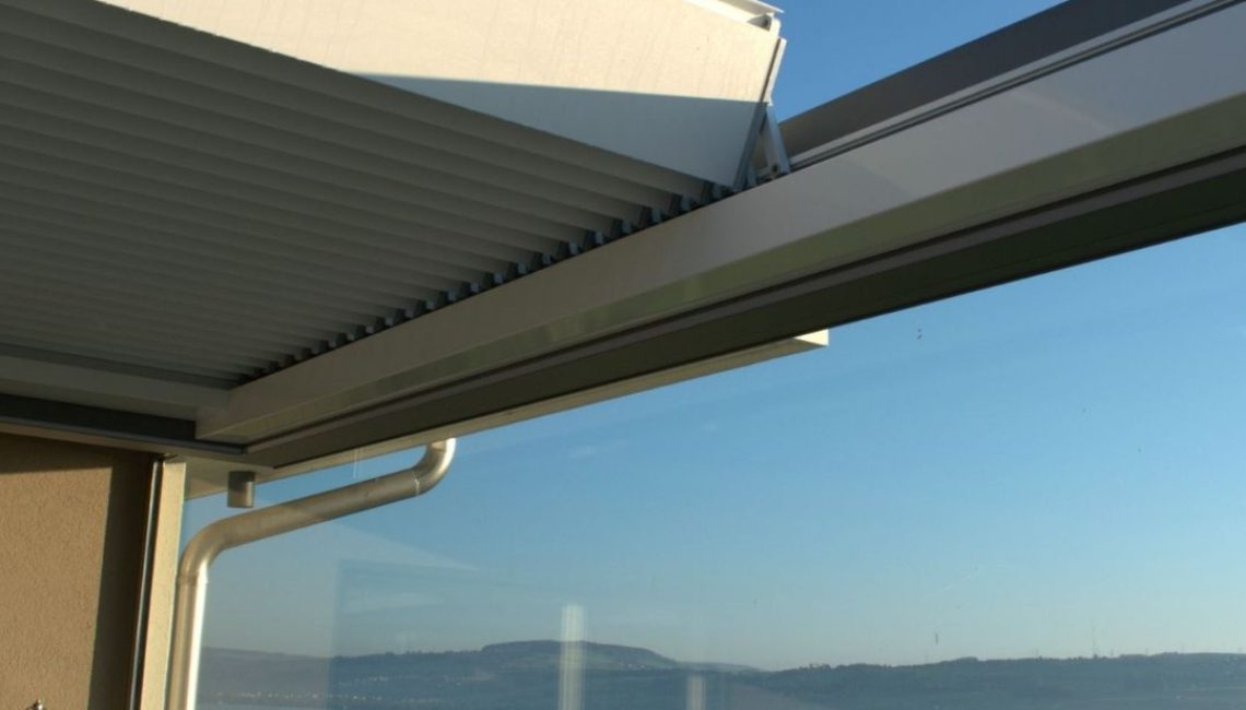 Detailansicht des SKL 150 Panorama Lamellendachs in Luzern mit geöffneten Lamellen und Blick auf den See