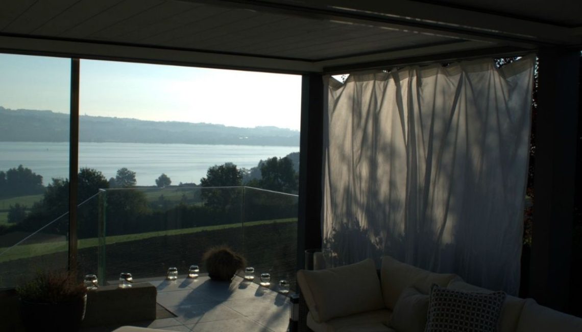 SKL 150 Panorama Lamellendach in Luzern mit geschlossenem Dach und Blick auf den Vierwaldstättersee