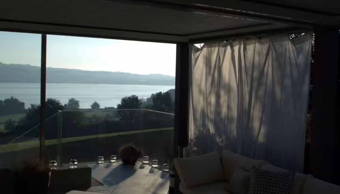 SKL 150 Panorama Lamellendach in Luzern mit geschlossenem Dach und Blick auf den Vierwaldstättersee
