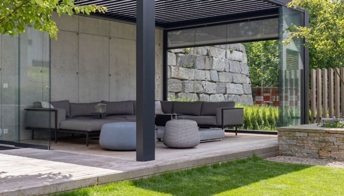 SKL 100 Lamellendach in Malters, Luzern, mit Glaswänden und 300 kg/m² Schneelast – eleganter Outdoor-Wohnbereich mit maximalem Schutz.