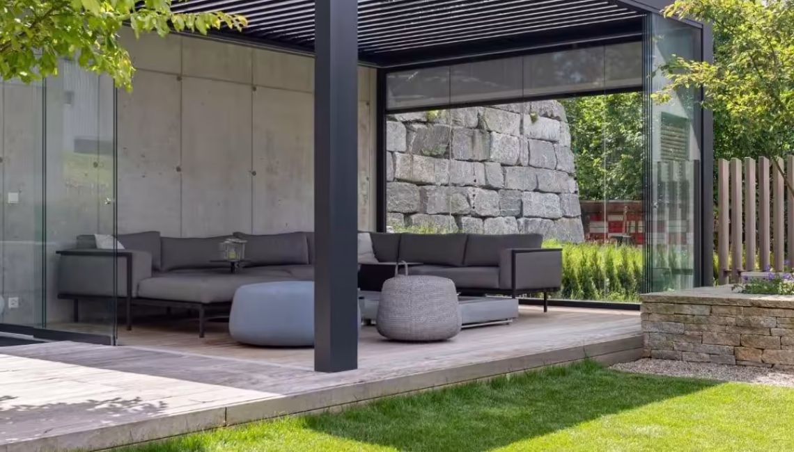 SKL 100 Lamellendach in Malters, Luzern, mit Glaswänden und 300 kg/m² Schneelast – eleganter Outdoor-Wohnbereich mit maximalem Schutz.