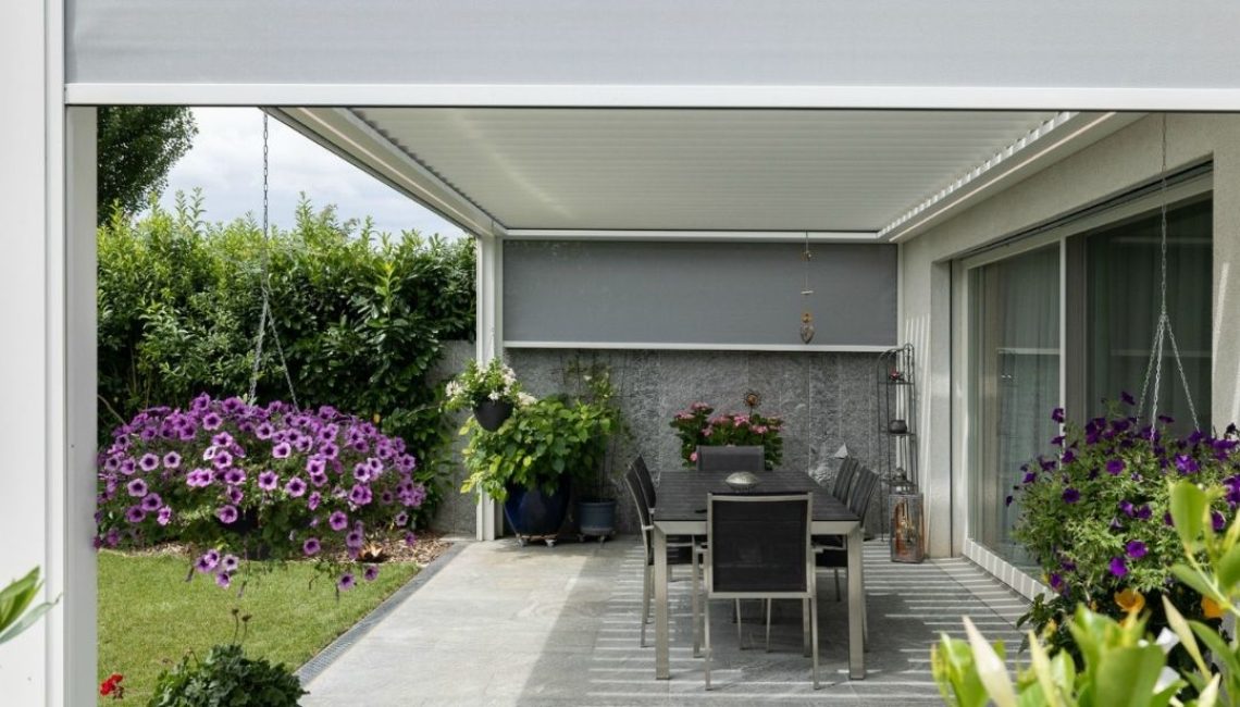 SKL 140 Lamellendach in Niederrohrdorf Aargau mit seitlichen Screens und modernem Essbereich im Garten