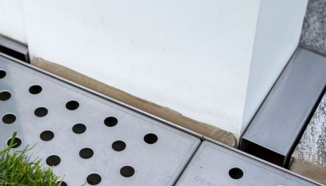 Detailaufnahme der Entwässerungslösung am SKL 140 Lamellendach in Niederrohrdorf Aargau