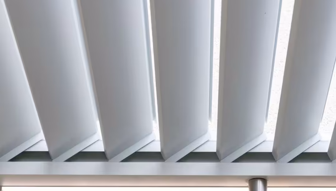 Detailaufnahme der verstellbaren Lamellen eines SKL 100 Lamellendachs in Riehen Basel-Land, mit integrierter LED-Beleuchtung.
