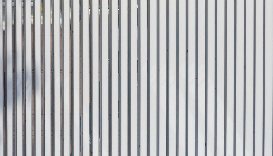 Draufsicht auf ein SKL 100 Lamellendach in Riehen Basel-Land mit geschlossenen Aluminiumlamellen für optimalen Wetterschutz.