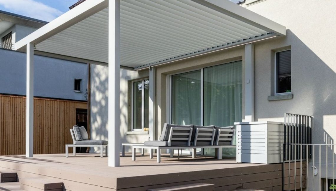 SKL 100 Lamellendach in Riehen Basel-Land mit integrierter Terrasse und moderner Sitzlounge.