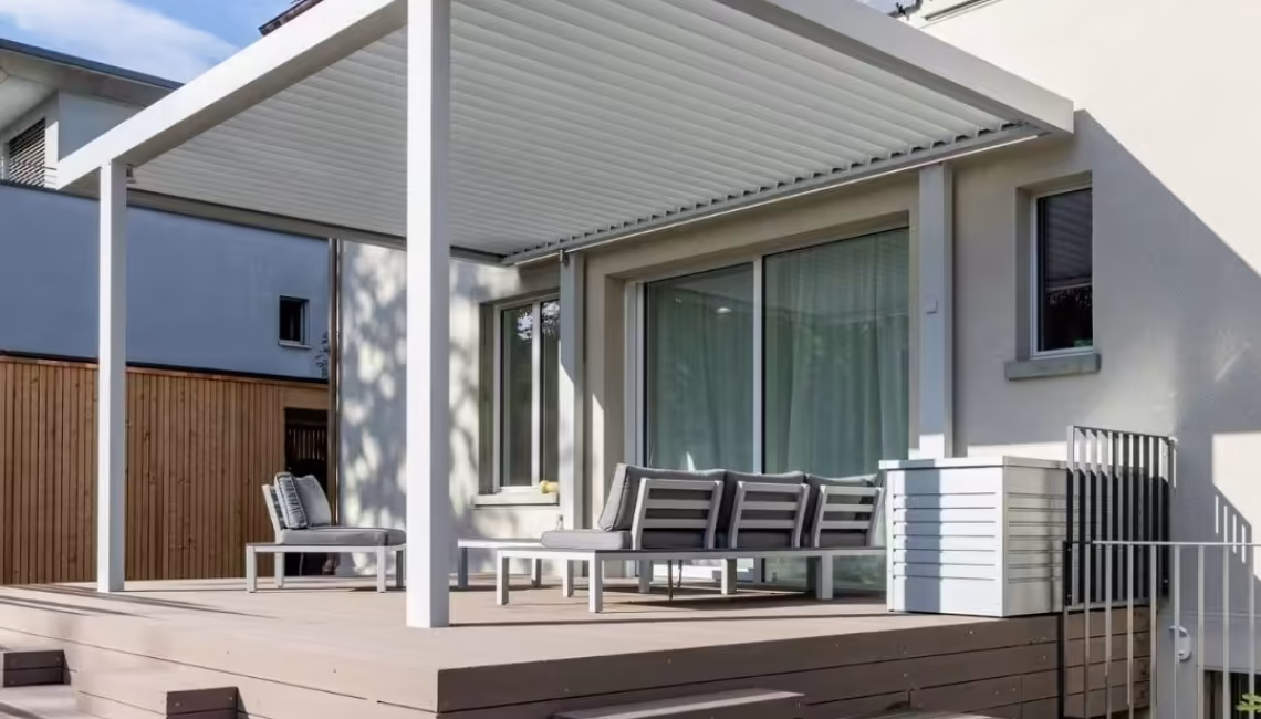 SKL 100 Lamellendach in Riehen Basel-Land mit integrierter Terrasse und moderner Sitzlounge.