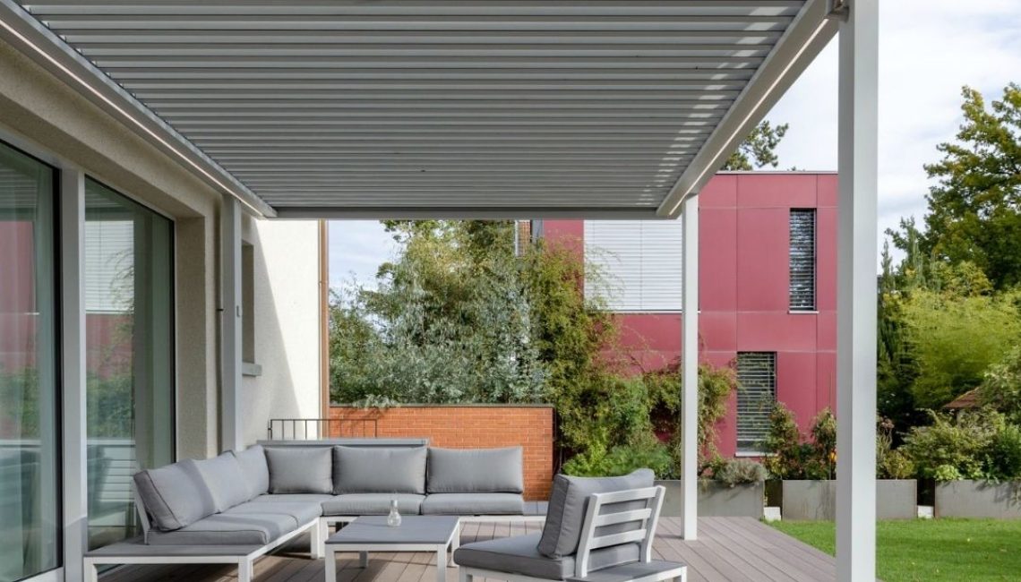 SKL 100 Lamellendach in Riehen Basel-Land mit moderner Lounge und offener Terrasse.