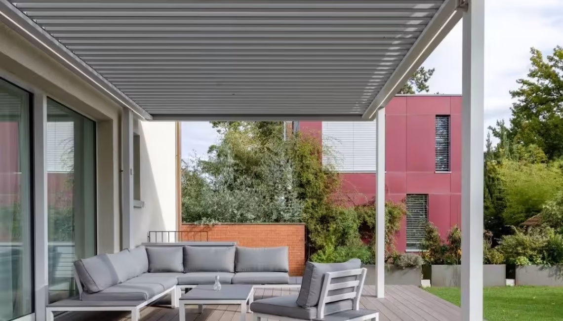 SKL 100 Lamellendach in Riehen Basel-Land mit moderner Lounge und offener Terrasse.