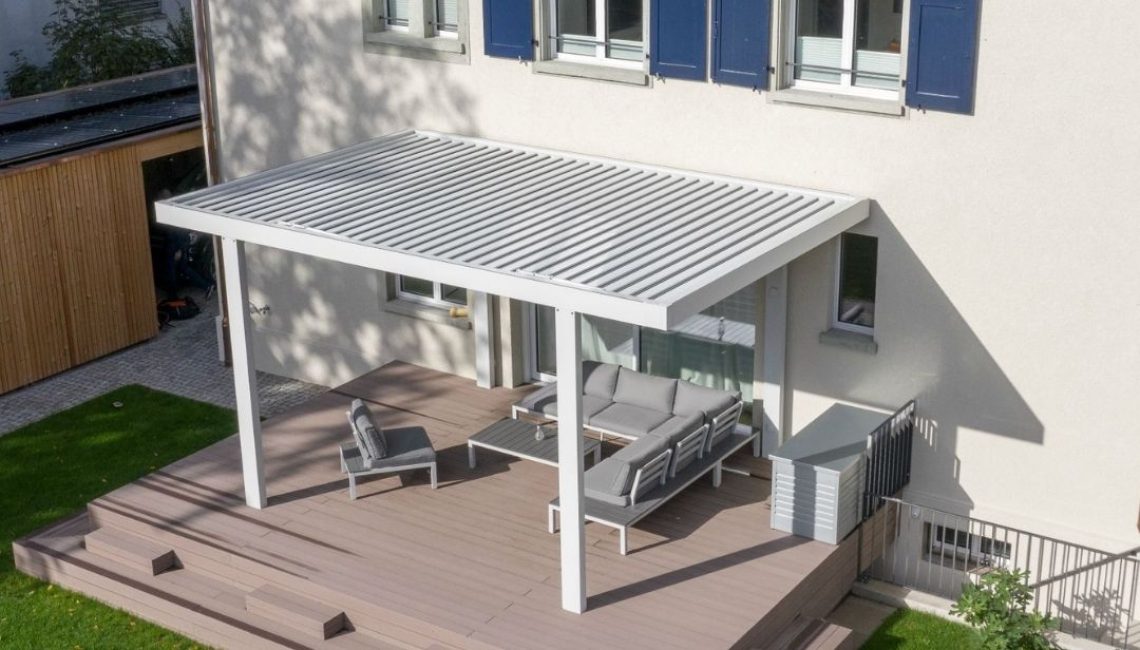 SKL 100 Lamellendach in Riehen Basel-Land mit grosser Terrasse und integrierter Lounge.