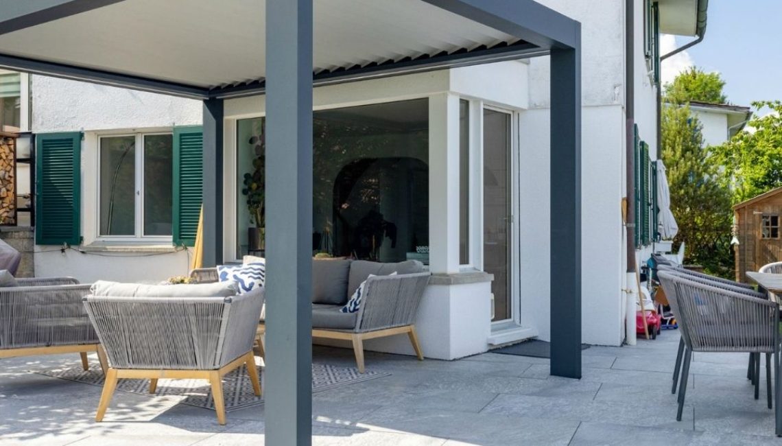 SKL 100 Lamellendach am Einfamilienhaus in Rümlang Zürich – moderner Wetterschutz mit stilvoller Gartenlounge.