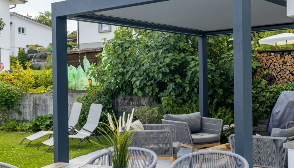 SKL 100 Lamellendach in Rümlang Zürich – moderne Überdachung mit Ess- und Loungebereich für den Garten.