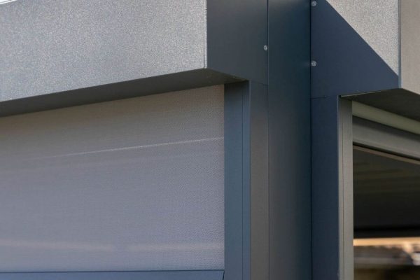 Detailansicht eines SKL 50 Lamellendachs mit integrierter Seitenmarkise, Windfest bis 80 km/h.