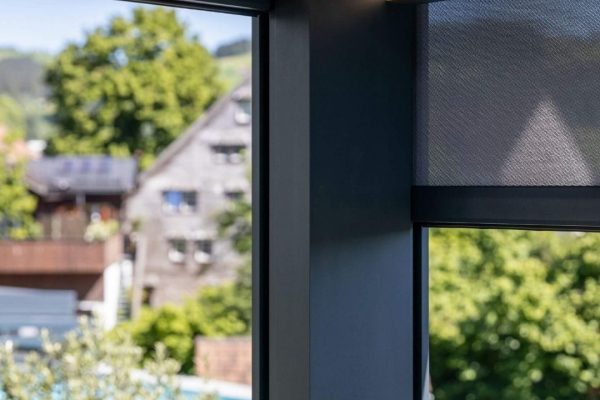 Detailansicht SKL 50 Lamellendach mit integrierter LED-Beleuchtung und windstabilen Seitenmarkisen.