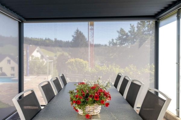 SKL 50 Lamellendach mit vollständig geschlossenen Seitenmarkisen für optimalen Sicht- und Wetterschutz.