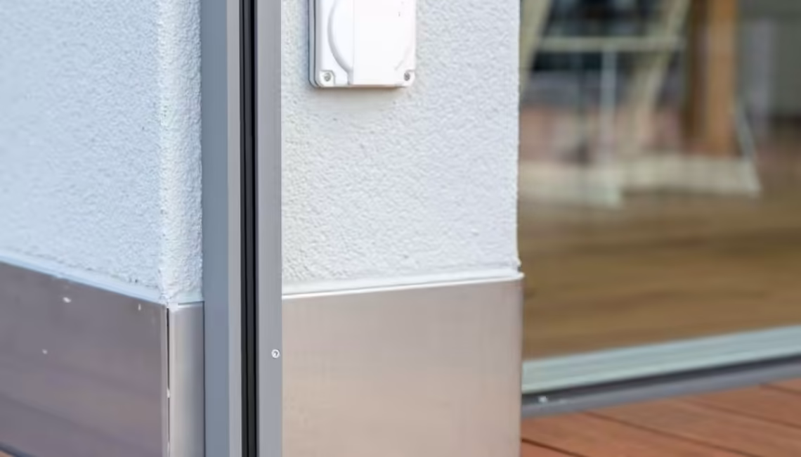 Detailansicht der präzisen Integration des SKL 140 Lamellendachs in Schwarzenberg, Luzern – sauberer Anschluss an die Hausfassade.