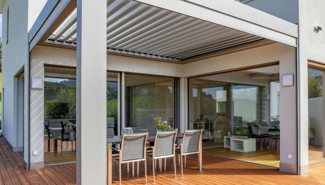 SKL 140 Lamellendach in Schwarzenberg, Luzern – moderne Überdachung mit hellgrauem Aluminiumrahmen und Holzterrasse, ausgelegt für 300 kg/m² Schneelast.