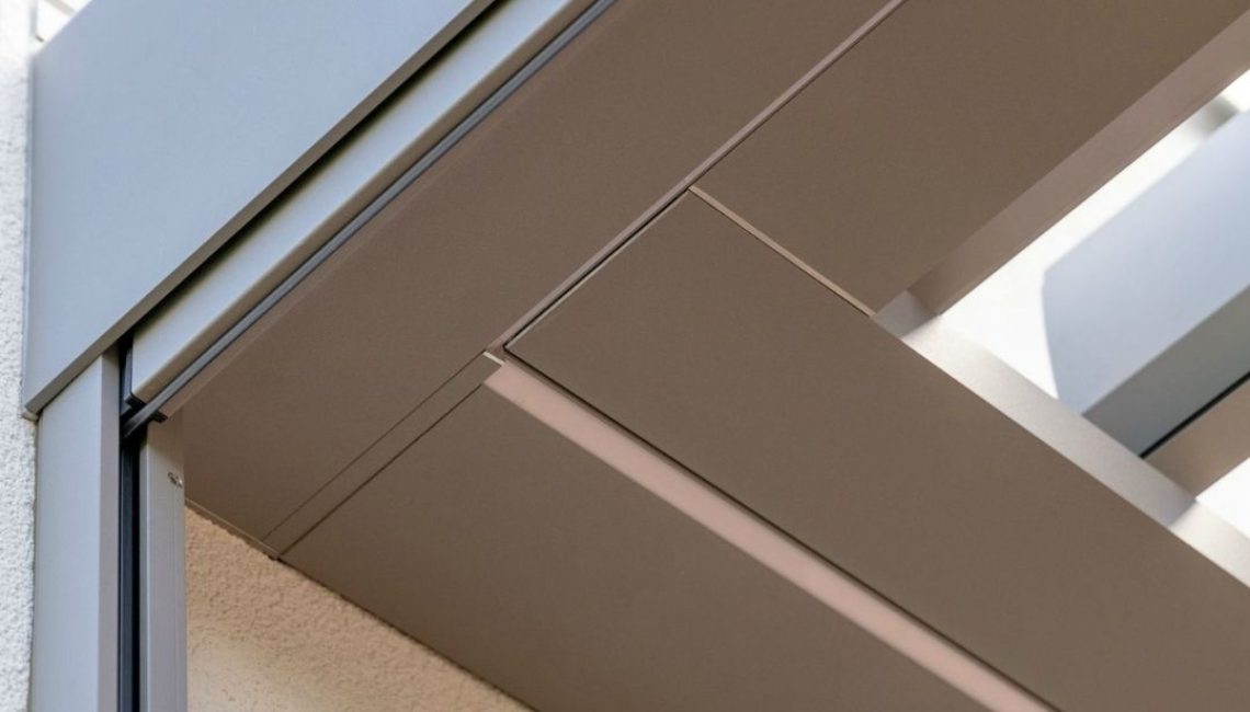 Detailansicht des SKL 140 Lamellendachs in Schwarzenberg, Luzern – präzise Verarbeitung und integrierte LED-Beleuchtung.