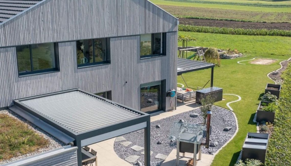Gesamtansicht Haus mit Lamellendach SKL 140 in Tennwil (Aargau) und moderner Gartengestaltung