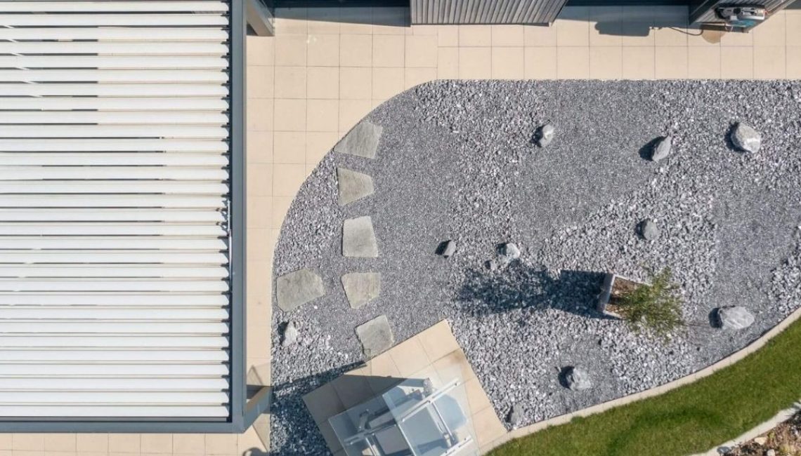 Draufsicht auf Lamellendach SKL 140 in Tennwil (Aargau) mit geschlossenen Lamellen und moderner Terrassengestaltung