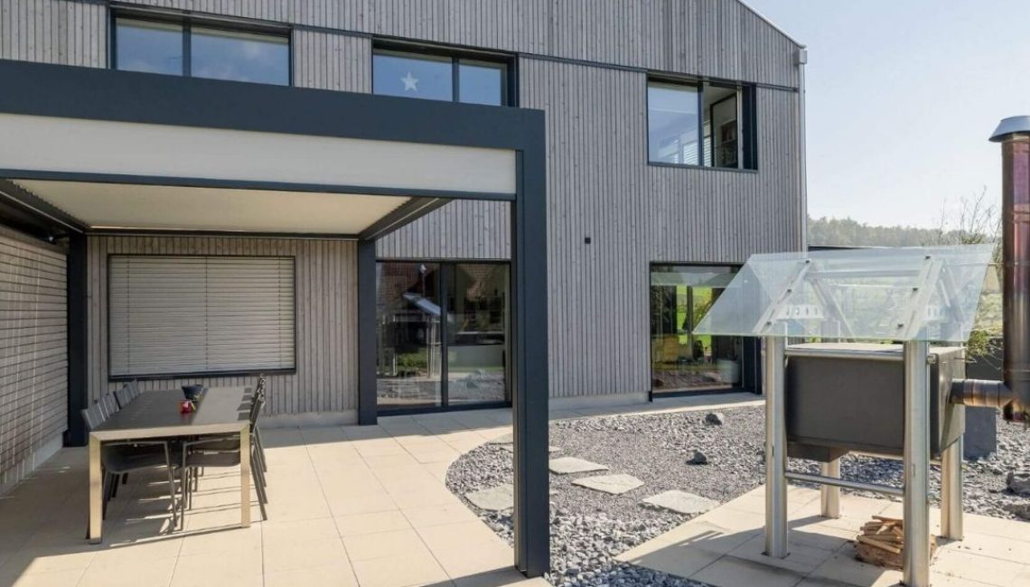 Lamellendach SKL 140 in Tennwil (Aargau) mit geschlossenem Lamellendach über Essbereich und moderner Architektur