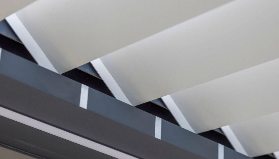 Detailaufnahme Lamellendach SKL 140 in Tennwil (Aargau) mit verstellbaren Aluminiumlamellen