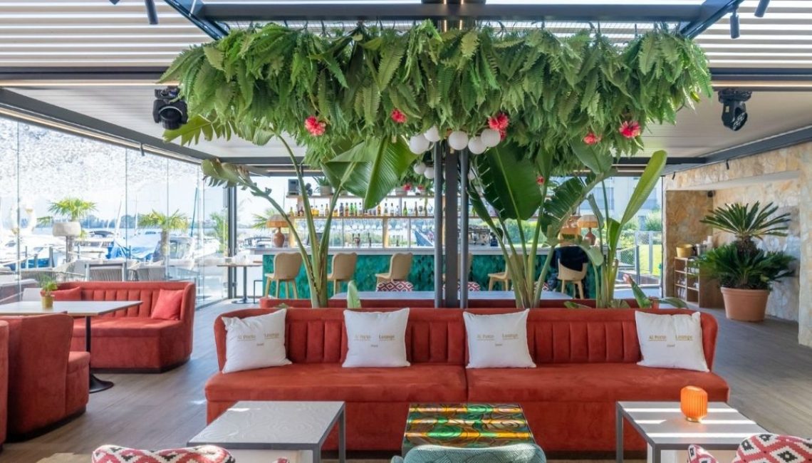 SKL 100 Lamellendach mit integrierter LED-Beleuchtung im Restaurant Al Porto in Thal St. Gallen, kombiniert mit stilvollem Interieur und grosszügigen Glasfronten.