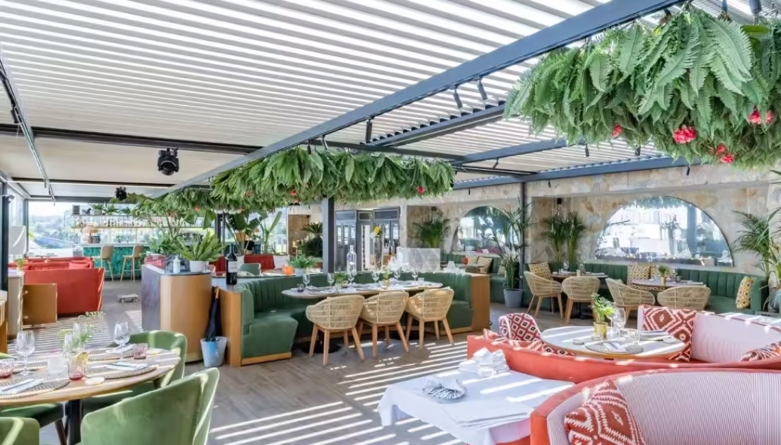SKL 100 Lamellendach im Restaurant Al Porto in Thal St. Gallen mit grosszügigem Innenraum und modernem Gastronomieambiente.