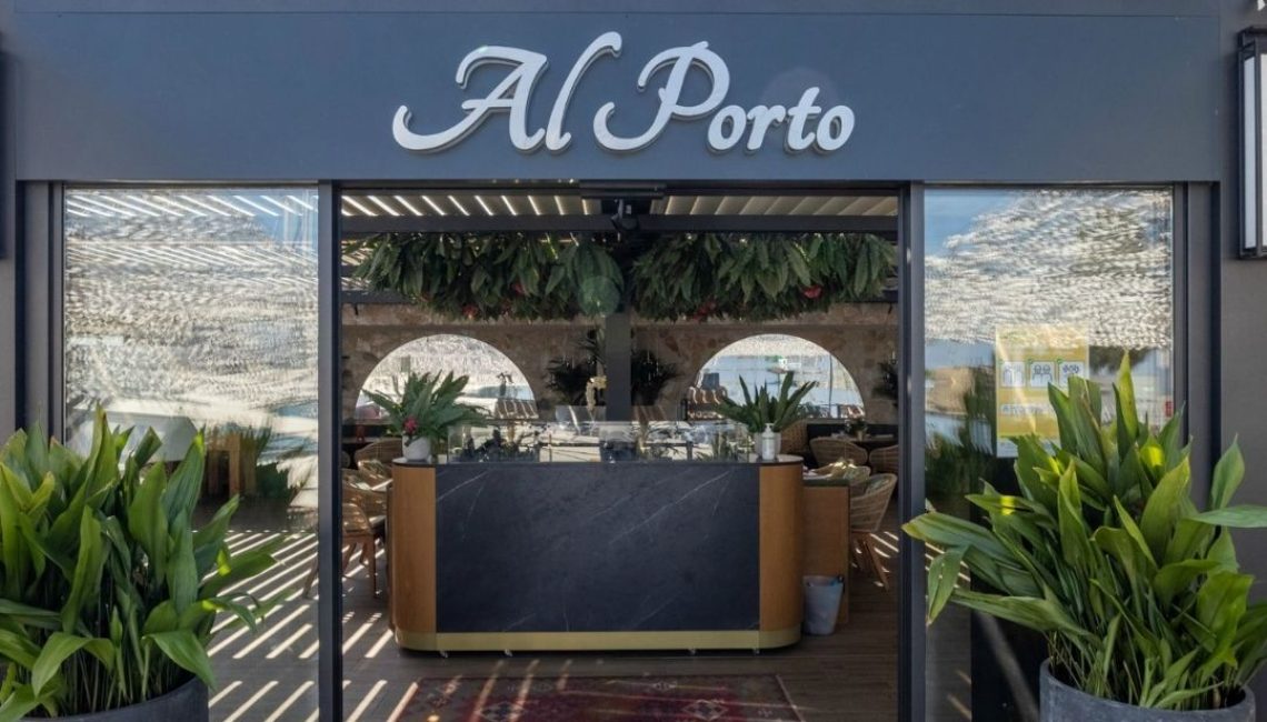 Eingangsbereich des Restaurants Al Porto in Thal St. Gallen mit SKL 100 Lamellendach, das stilvolle Schatteneffekte erzeugt.