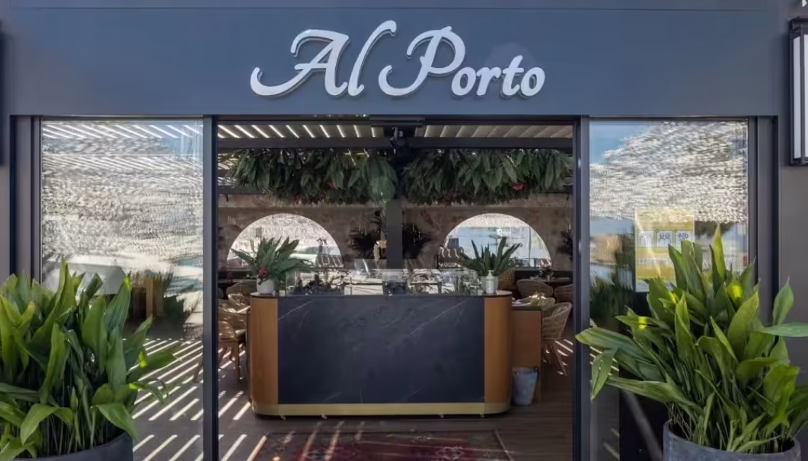 Eingangsbereich des Restaurants Al Porto in Thal St. Gallen mit SKL 100 Lamellendach, das stilvolle Schatteneffekte erzeugt.